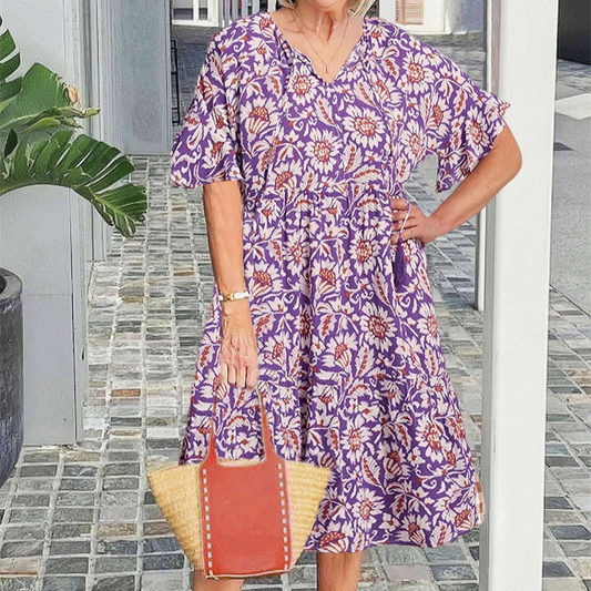 👗Luźna sukienka z falbanką i nadrukiem z dekoltem w szpic